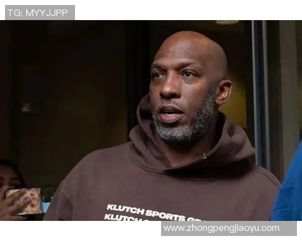 凌晨被捕后 比卢普斯身着Klutch连帽衫离开法院表情复杂 凌晨被捕后 比卢普斯身着Klutch连帽衫离开法院表情复杂